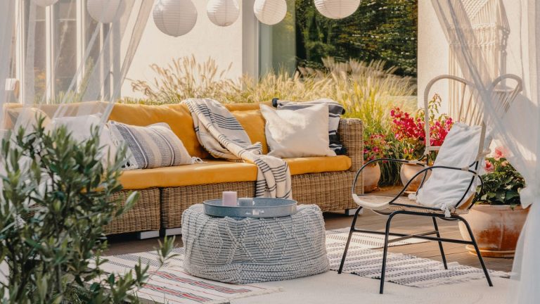 Is it safe to buy outdoor garden furniture during covid 19?